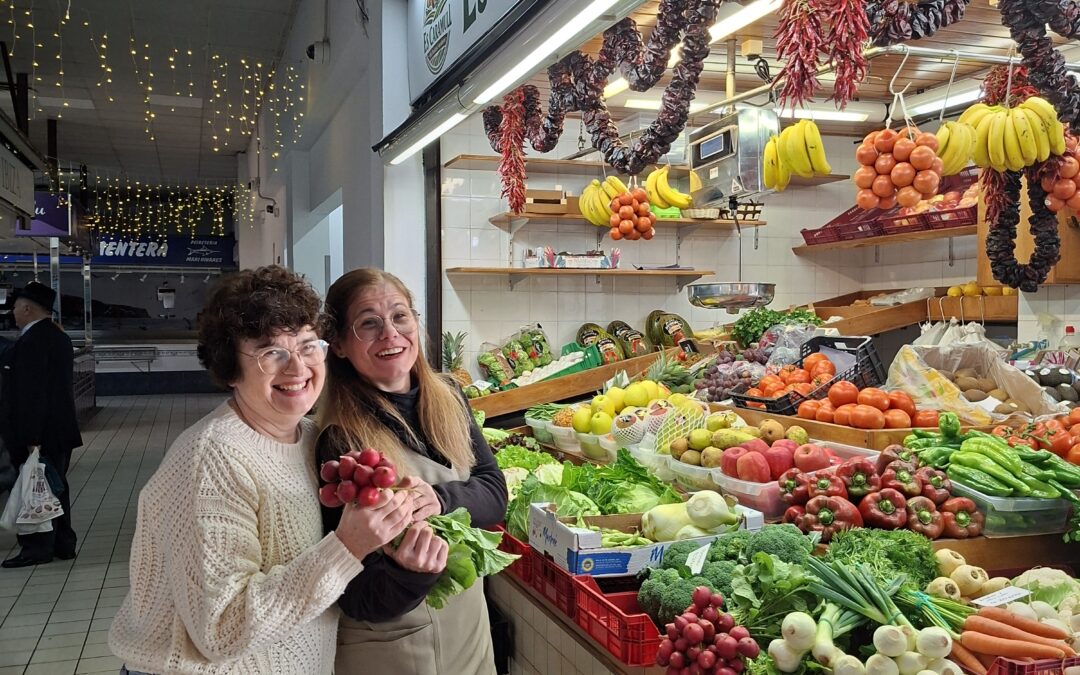 El relevo en un puesto de fruta emblemático del Mercat Nou después de la jubilación de Marga Riera