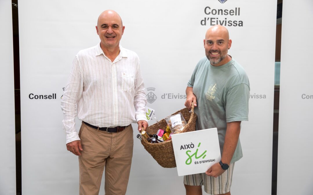 Una cesta de productos de Ibiza para el ganador del sorteo convocado para mostrar los platos festivos del 5 de agosto