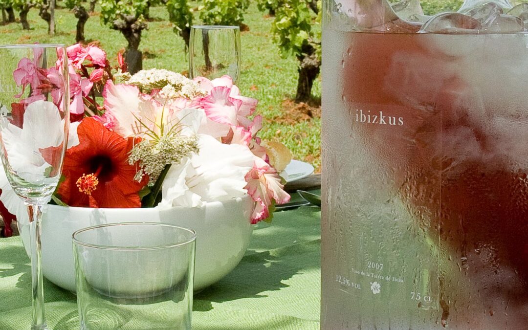 La propuesta de Ibizkus para el otoño: Cata de vinos al atarceder entre viñas y música en vivo
